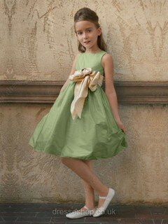 A-line Fashion Green Taffeta Sashes/Ribbons Knee-length Flower Girl Dress #01031490
